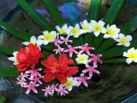 Spiraldekoration mit Blüten